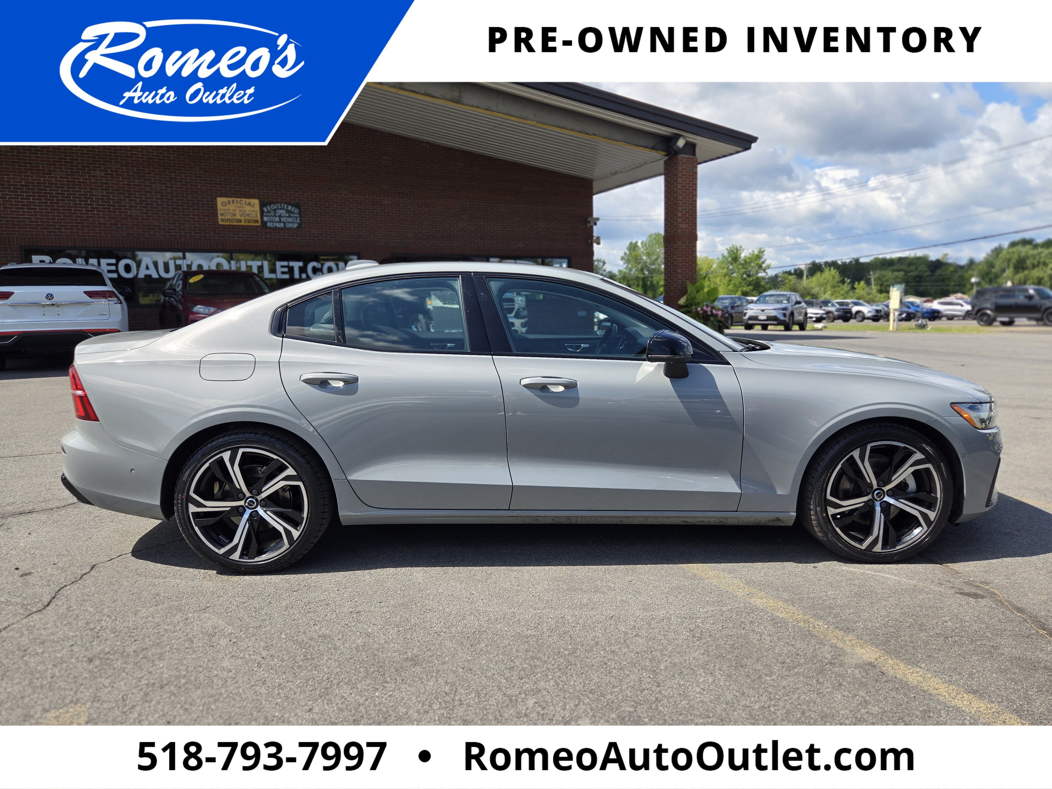 2024 Volvo S60 B5 Plus Dark Theme