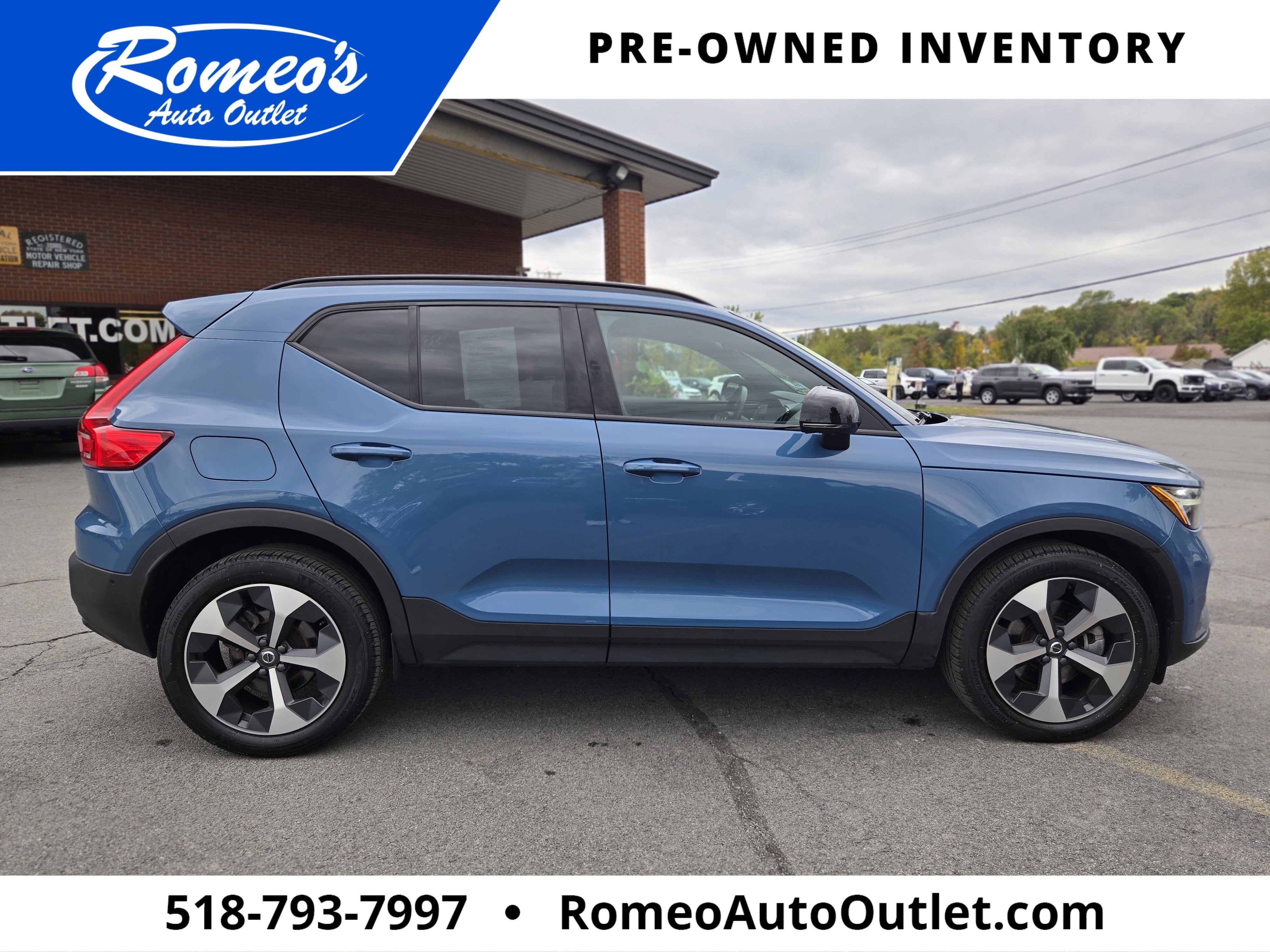 2025 Volvo XC40 B5 Plus Dark Theme