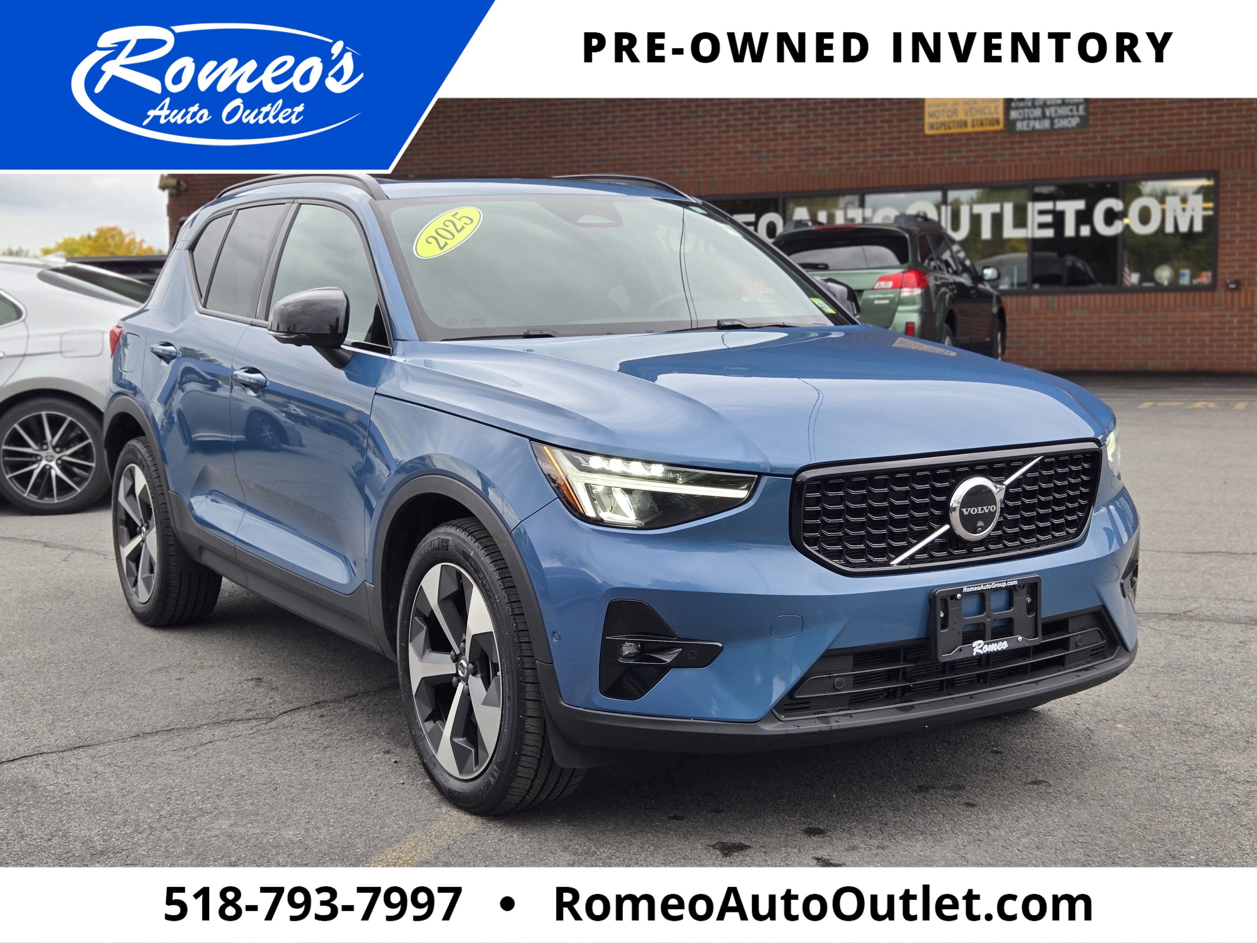 2025 Volvo XC40 B5 Plus Dark Theme