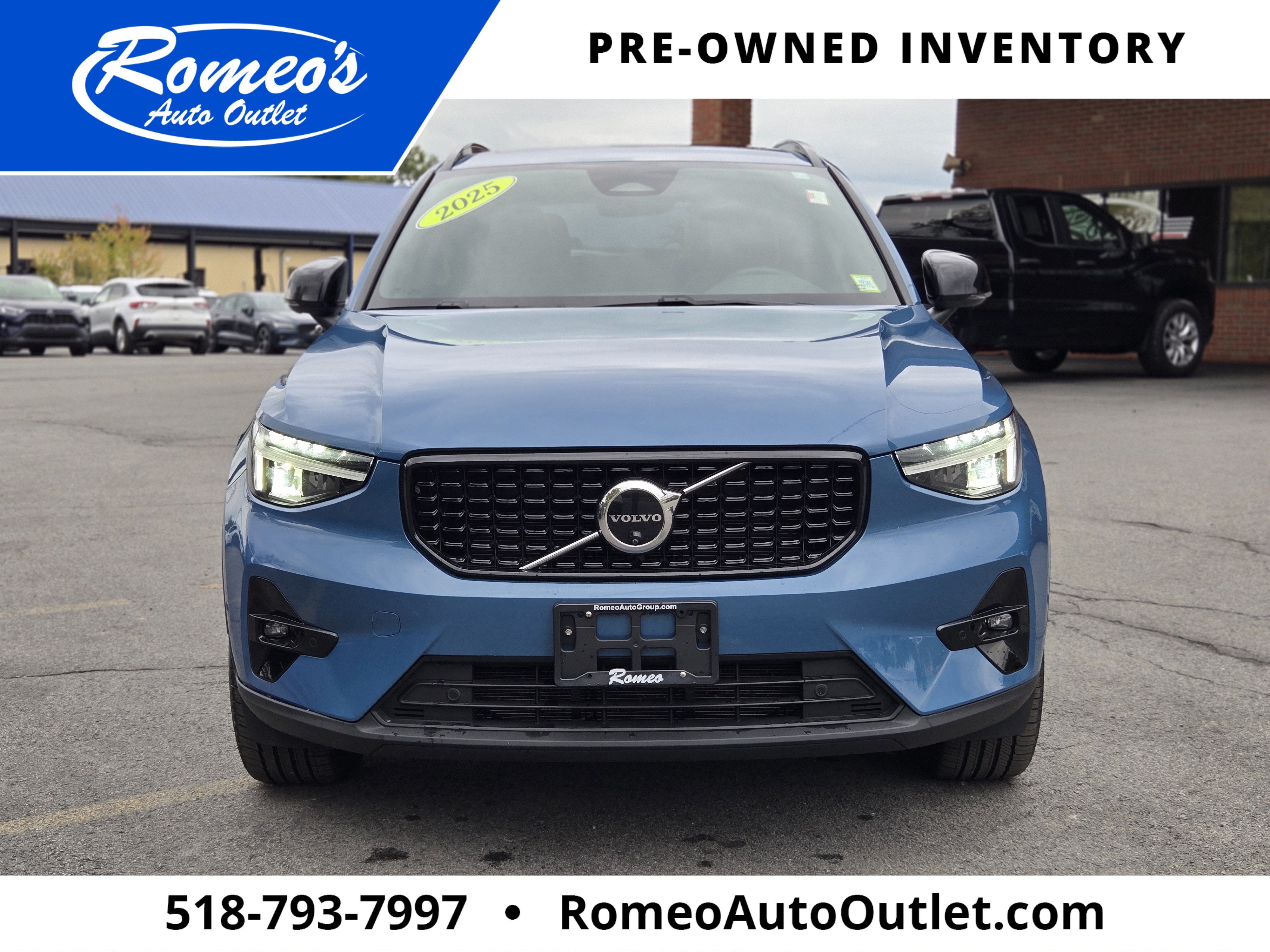 2025 Volvo XC40 B5 Plus Dark Theme