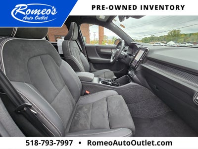 2025 Volvo XC40 B5 Plus Dark Theme