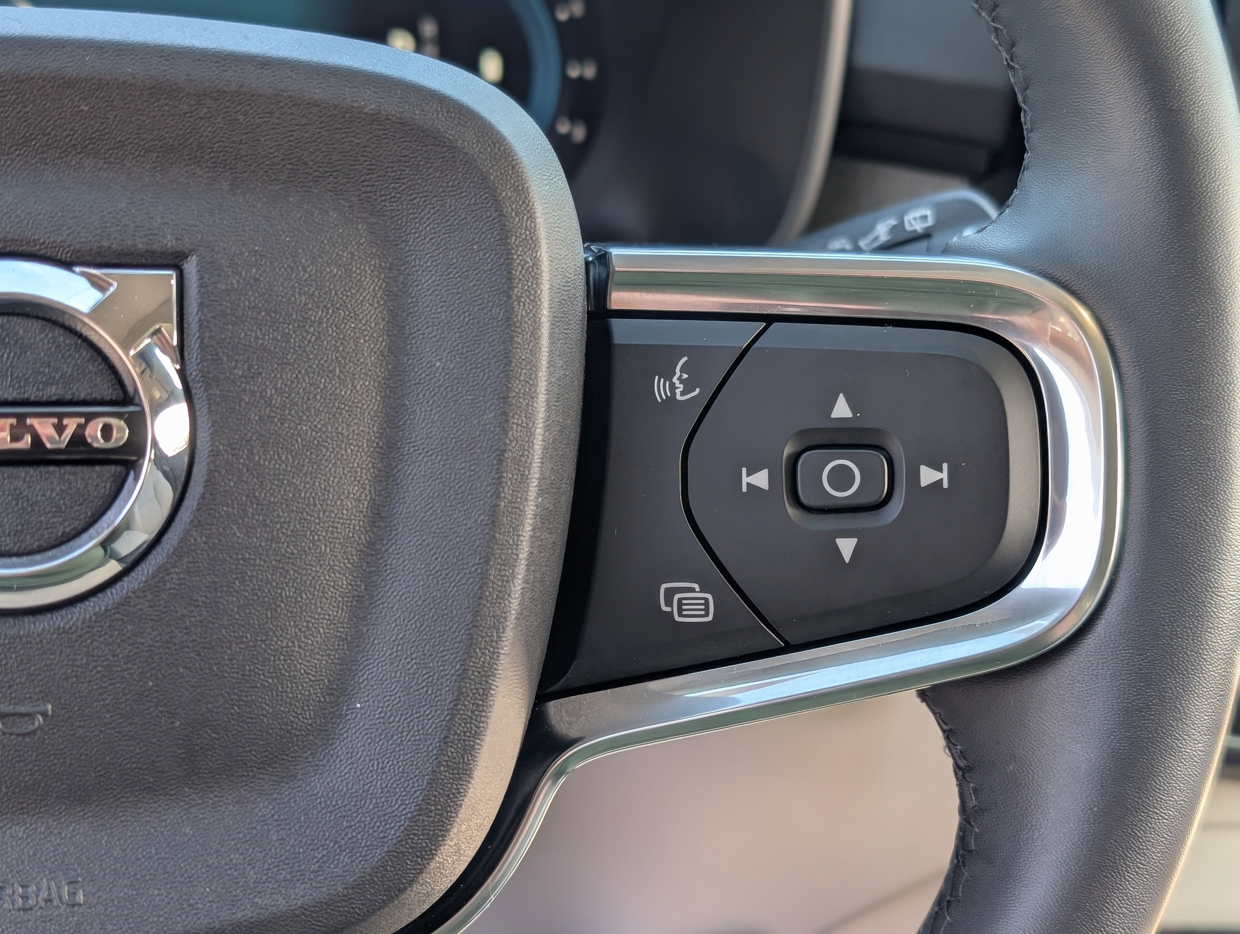 2024 Volvo XC40 B5 Plus Bright Theme