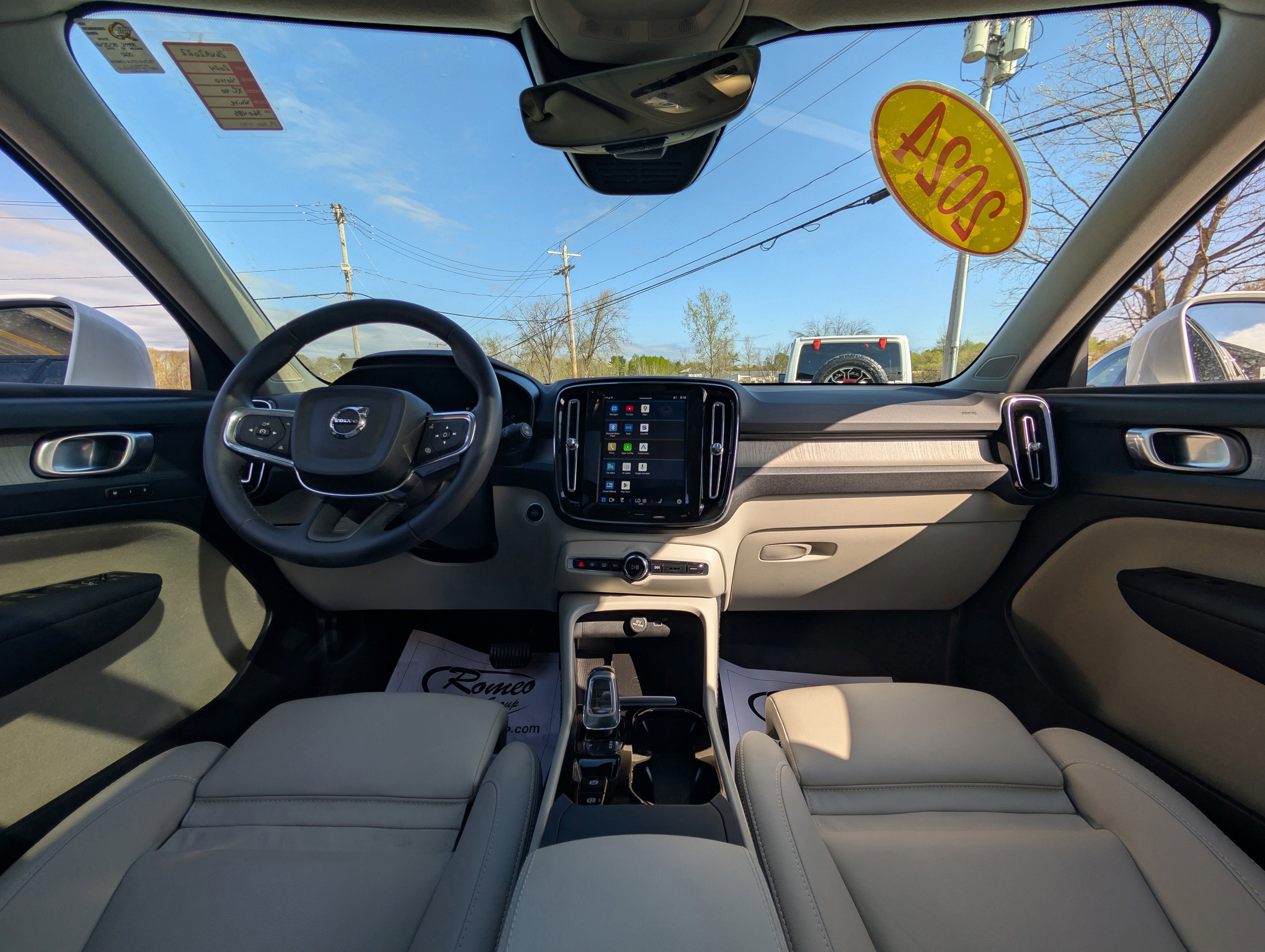 2024 Volvo XC40 B5 Plus Bright Theme