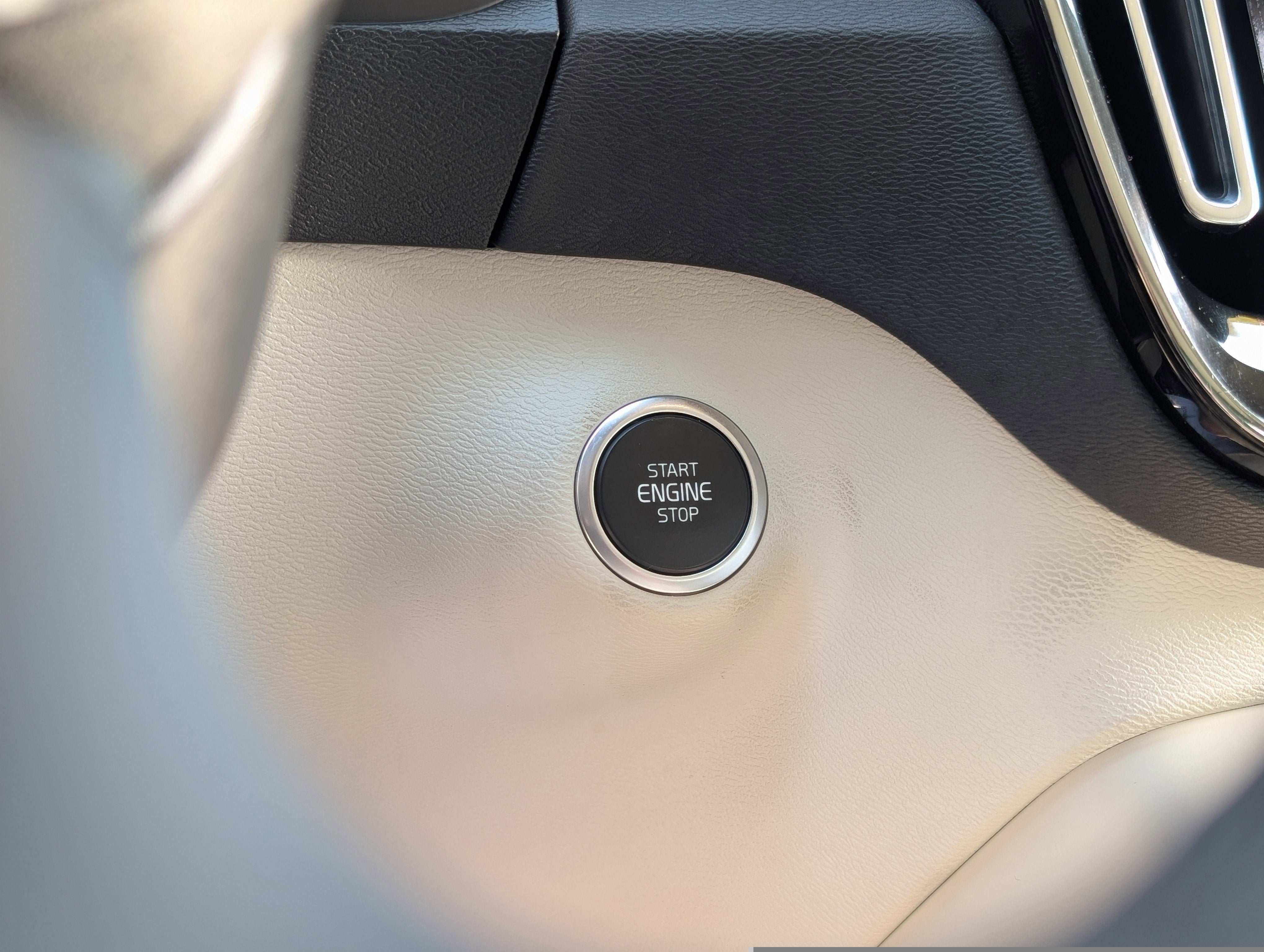 2024 Volvo XC40 B5 Plus Bright Theme