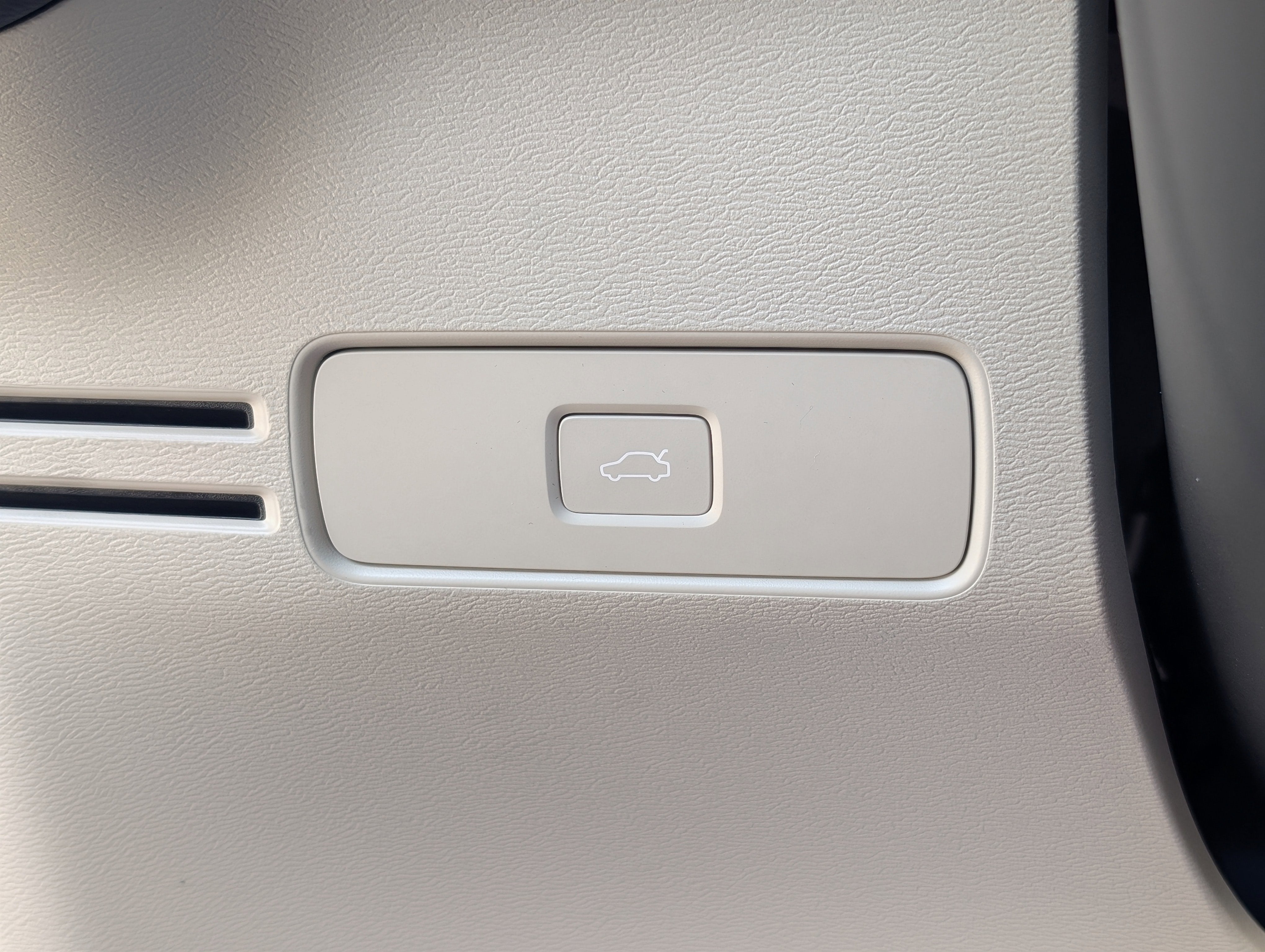 2024 Volvo XC40 B5 Plus Bright Theme