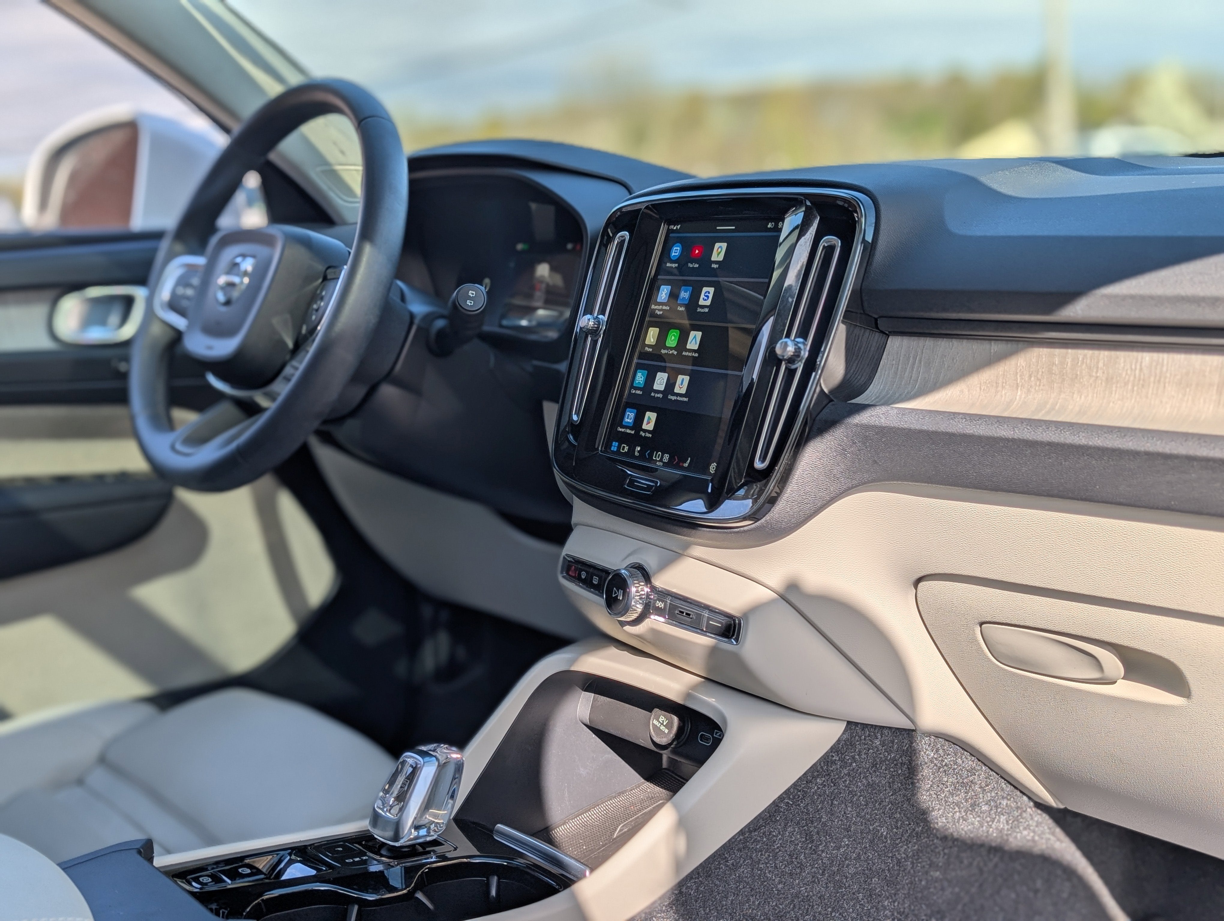 2024 Volvo XC40 B5 Plus Bright Theme